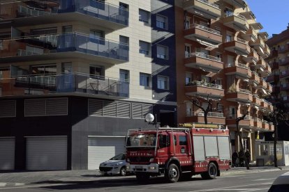 Imatge de la dotació dels Bombers davant del número 50 de l'avinguda Vidal i Barraquer.