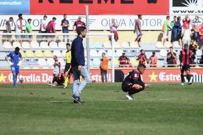 A la imatge es pot apreciar una part de la gespa aixecada durant la batalla entre el Reus i el Granada (1-2).