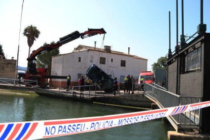 Imatge del vehicle sinistrat al canal dret de Roquetes al Baix Ebre el passat juliol.