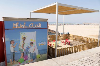 El miniclub a la platja del Regueral de Cambrils