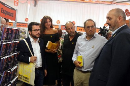 El president Torra, el vicepresident Aragonès i la consellera Borràs a un dels estands de la Setmana del Llibre en Català.