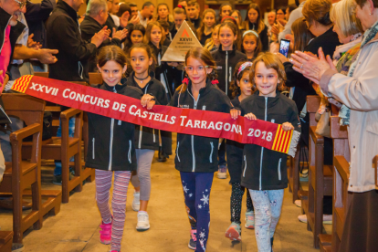 La canalla de la Colla Vella entrant a l'església de Sant Joan amb el trofeu del Concurs.