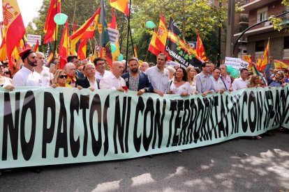 La capçalera de la manifestació a favor de la unitat d'Espanya amb el lema 'Res de pactes amb terroristes ni separatistes'.