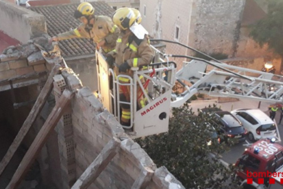 IMatge de Bomberos en el tejado hundido en Constantí.