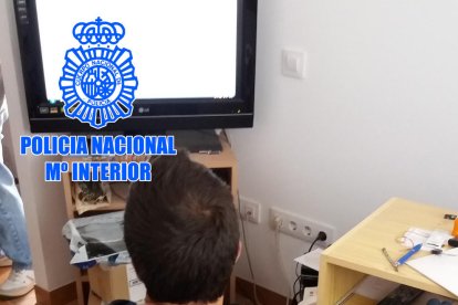 Pla obert d'un agent de la policia espanyola consultant un ordenador en el marc d'un operatiu que ha acabat amb un detingut a Tarragona per corrupció de menors. Imatge publicada el 9 de novembre del 2018