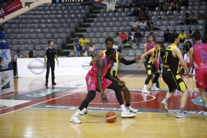 Un momento del partido que el CBT disputó este domingo en Lleida.