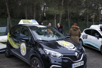 Uno de los coches de autoescuela esperando si alguno de los examinadores los dejaría hacer la prueba.