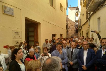 Imatge de l'acte d'inauguració, on van assistir l'alcalde de Falset, Jaume Domènech, i el diputat delegat de Cultura de la Diputació de Tarragona, Joan Olivell.