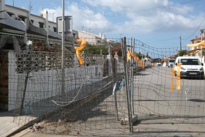 Imagen del conjunto de casas abandonadas y ocupadas en la calle Mare Nostrum de Coma-ruga.