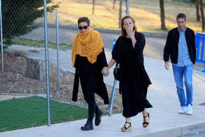 La hermana de Blanca Fernández Ochoa llegando a la capilla ardiente.