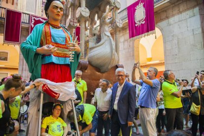 La Júlia es prepara per portar la Frida, minuts després de la presentació de la geganta adaptada.