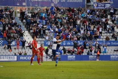 Coch celebra uno de los cuatro goles anotados esta campaña.