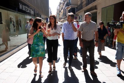 La portavoz nacional de Cs, Lorena Roldán, acompañada de miembros del partido, paseando por las calles del centro de la ciudad de Reus.