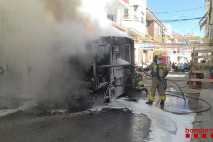 Imagen del vehículo completamente calcinado.