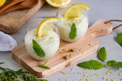 Postre de formatge mascarpone amb llimona i menta