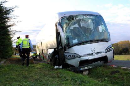 Estado en que ha quedado el autocar accidentado en Forallac.