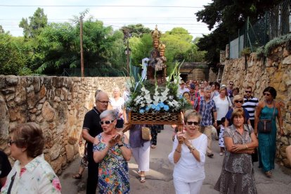 La Virgen recorrió, sobre los hombros de numerosos fieles una parte del paseo marítimo hasta la calle de la Ermita de Berà.