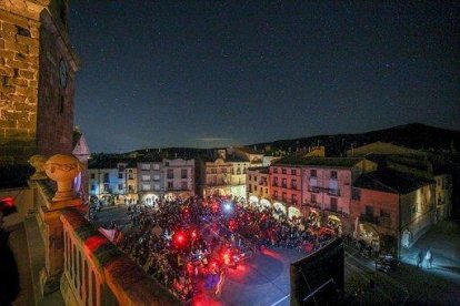 El momento álgido de la jornada llegó con el apagón de luces en el pueblo para observar las estrellas.