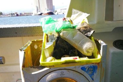 Imagen de la lavadores y otros objetos recogidos por la barca tarraconense.