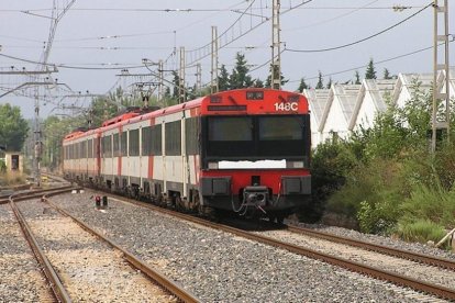 Imagen de archivo de un tren de cercanías en la estación de Mont-roig del Camp.