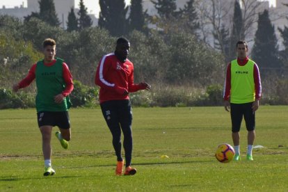 Alfred Planas, Karim Yoda (sin ficha) y Miguel Linares durante el entrenamiento de ayer con el resto de compañeros.