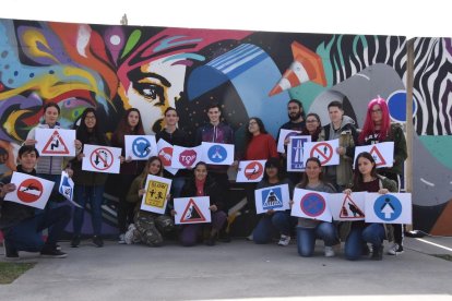 El mural l'han pintat una vintena d'alumnes de Batxillerat d'Art dels instituts del municipi.