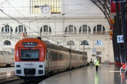 Un tren de cercanías en una imagen de archivo