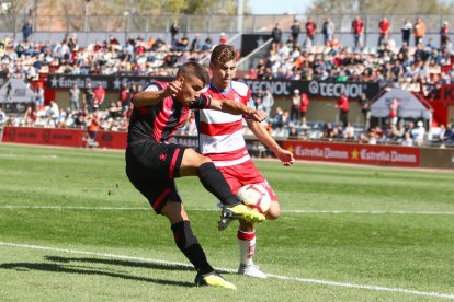 Ángel Bastos, durante un momento del Reus-Granada disputado este domingo en el Estadi Municipal.