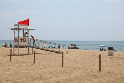 Imatge d'arxiu de la platja de Segur de Calafell amb bandera vermella.