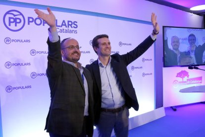 El presidente del PP, Pablo Casado, y el candidato a la presidencia del PPC, Alejandro Fernández, saludando en el congreso en Sitges.