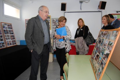 El conseller d'Ensenyament, Josep Bargalló, visitant amb la directora de l'escola de Xerta una exposició de fotos de tots els alumnes que hi han estudiat els darrers 50 anys.