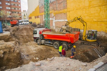 Las actuaciones avanzan estos días el espacio, que también da a la riera Miró.