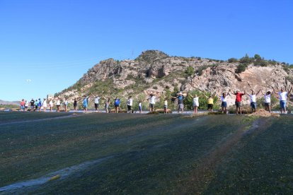 Imagen de los participantes en la cadena humana hecha en Assut de l'Ebre.