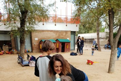 Luisa Suárez, con sus dos hijos en un parque infantil de Esplugues de Llobregat.