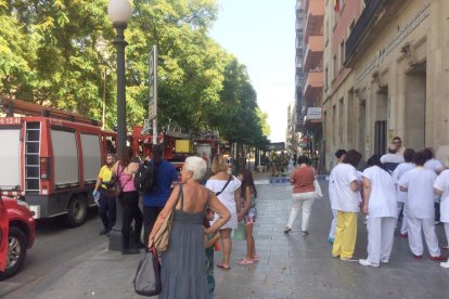 Els bombers actuant a l'incendi de la Rambla Nova de Tarragona.