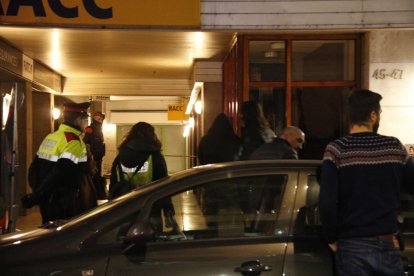 Moment de l'arribada de la filla de la dona morta a Banyoles amb la comitiva judicial.