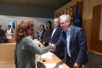 Carme Gasull Prats prenent possessió de l'acta de regidora per ERC.