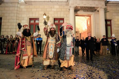 Imagen de los Reyes Magos después de la Cabalgata de Reyes en Reus.