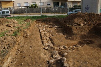 Un dels punts del jaciment iber descobert a Cubelles, amb el perfil de tota una paret perfectament visible.