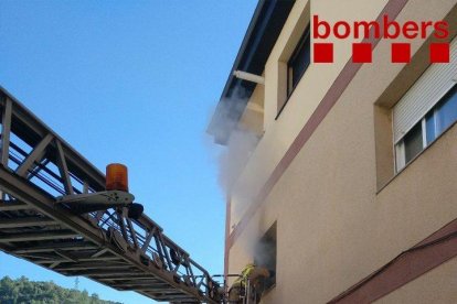 Els bombers treballant en l'incendi