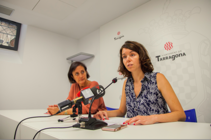 La concejala de Bienestar Animal, Carla Aguilar-Cunill, durante la atención a los medios para informar del operativo para reubicar los cerdos vietnamitas de Sant Pere i Sant Pau.