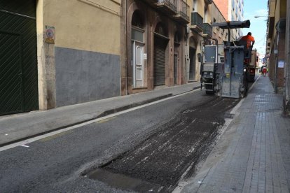 Foto de archivo de trabajos de asfaltado en Reus.