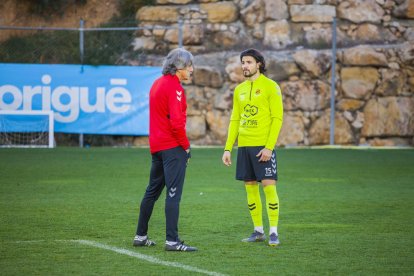 Enrique Martín habla con Pipa durante un entrenamiento en el anexo del Nou Estadi durante el mes de febrero.