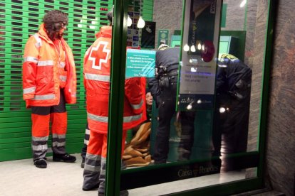 Els efectius que participen en l'operació iglú atenen una dona que dorm en un caixer de la Rambla Nova de Tarragona, en una imatge d'arxiu del 2012.