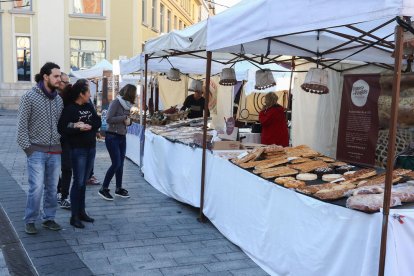 Un grup de persones visiten ahir la Fira de Tardor a la plaça Corsini.