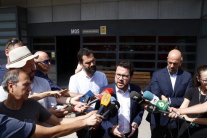 Eel vicepresident del Govern, Pere Aragonès, i el president del Parlament, Roger Torrent, al centre penitenciari de Mas d'Enric després de visitar Carme Forcadell.