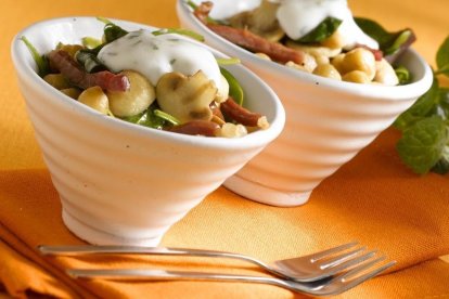 Presentación de la ensalada con garbanzos.