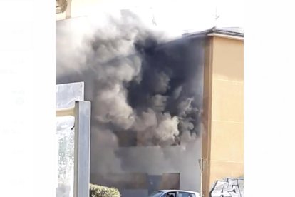 Imagen del humo que ha provocado el incendio en el edificio ocupado.