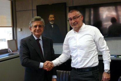 L'alcalde de Flix, Marc Mur, amb una responsable d'Ercros després de signar els convenis.