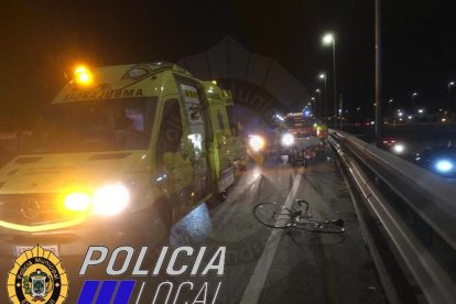 La Policía Local, el SEM y los Bomberos de la Generalitat se trasladaron al lugar de los hechos.